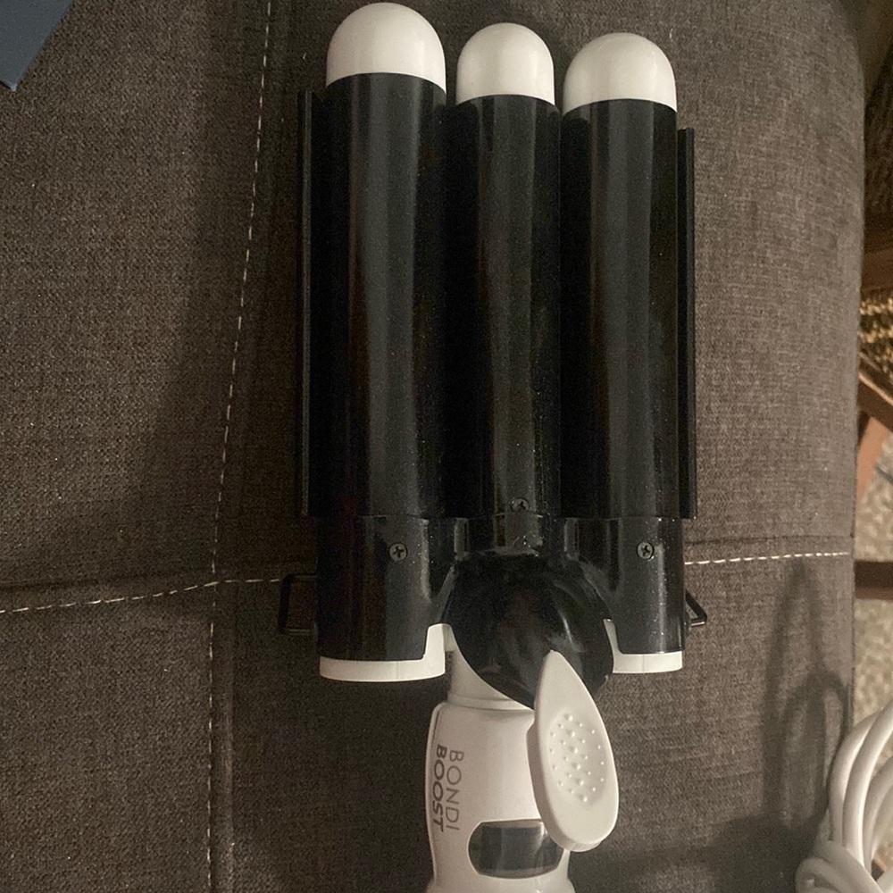 BONDI BOOST wave wand only used twice. Minor burn in picture shown.